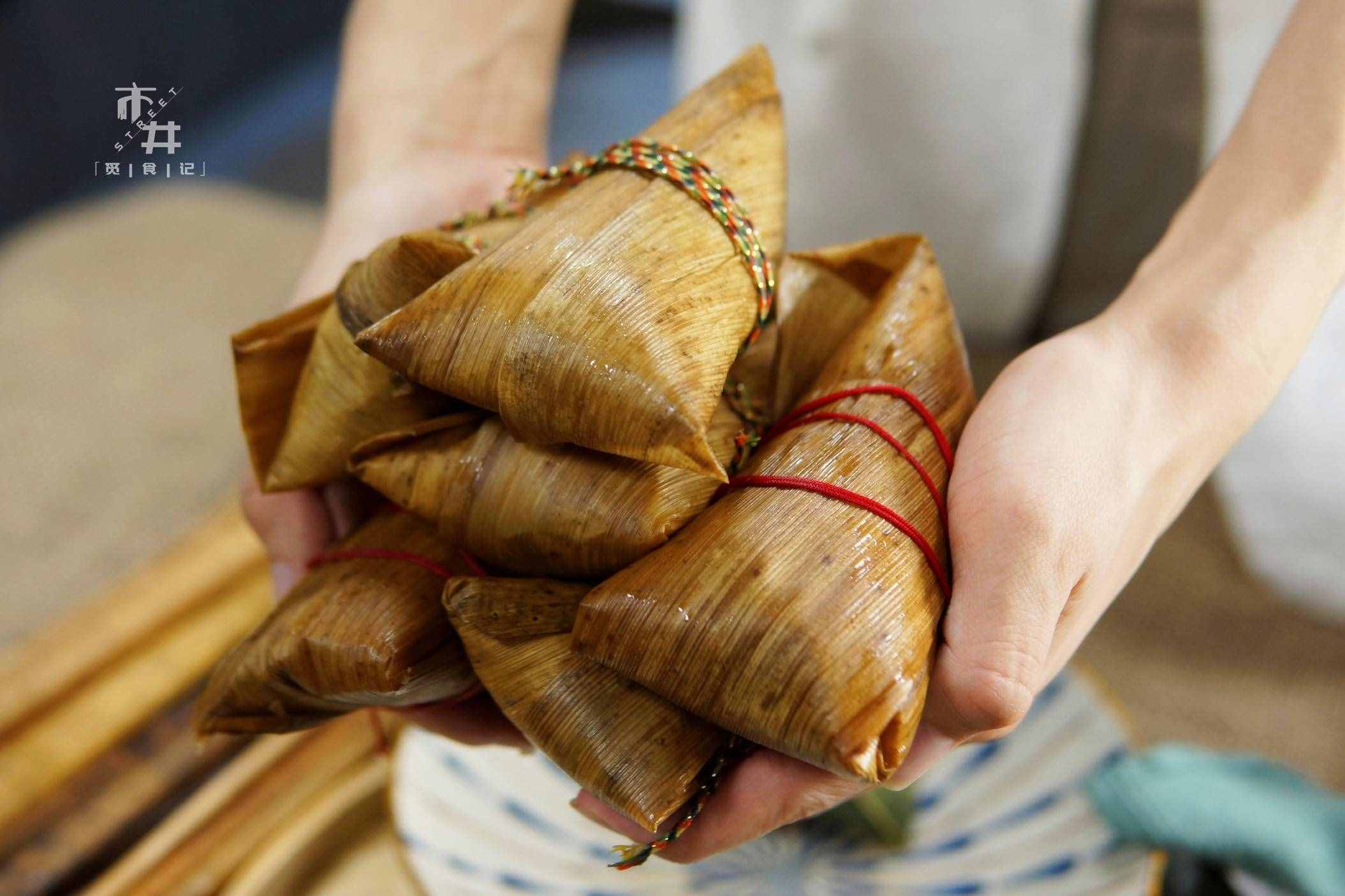 煮粽子时，用热水还是冷水？教你正确煮法，粽子不夹生，软糯好吃