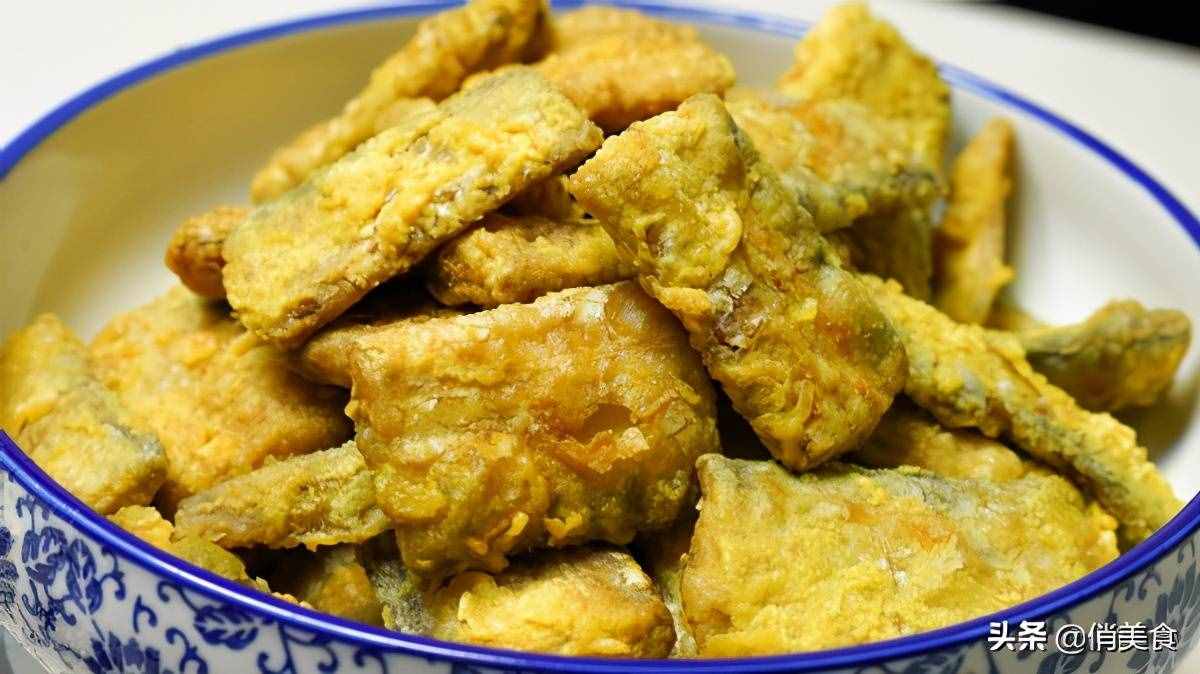 炸带鱼,到底是裹面粉还是淀粉?教你正确做法,外酥里嫩无腥味