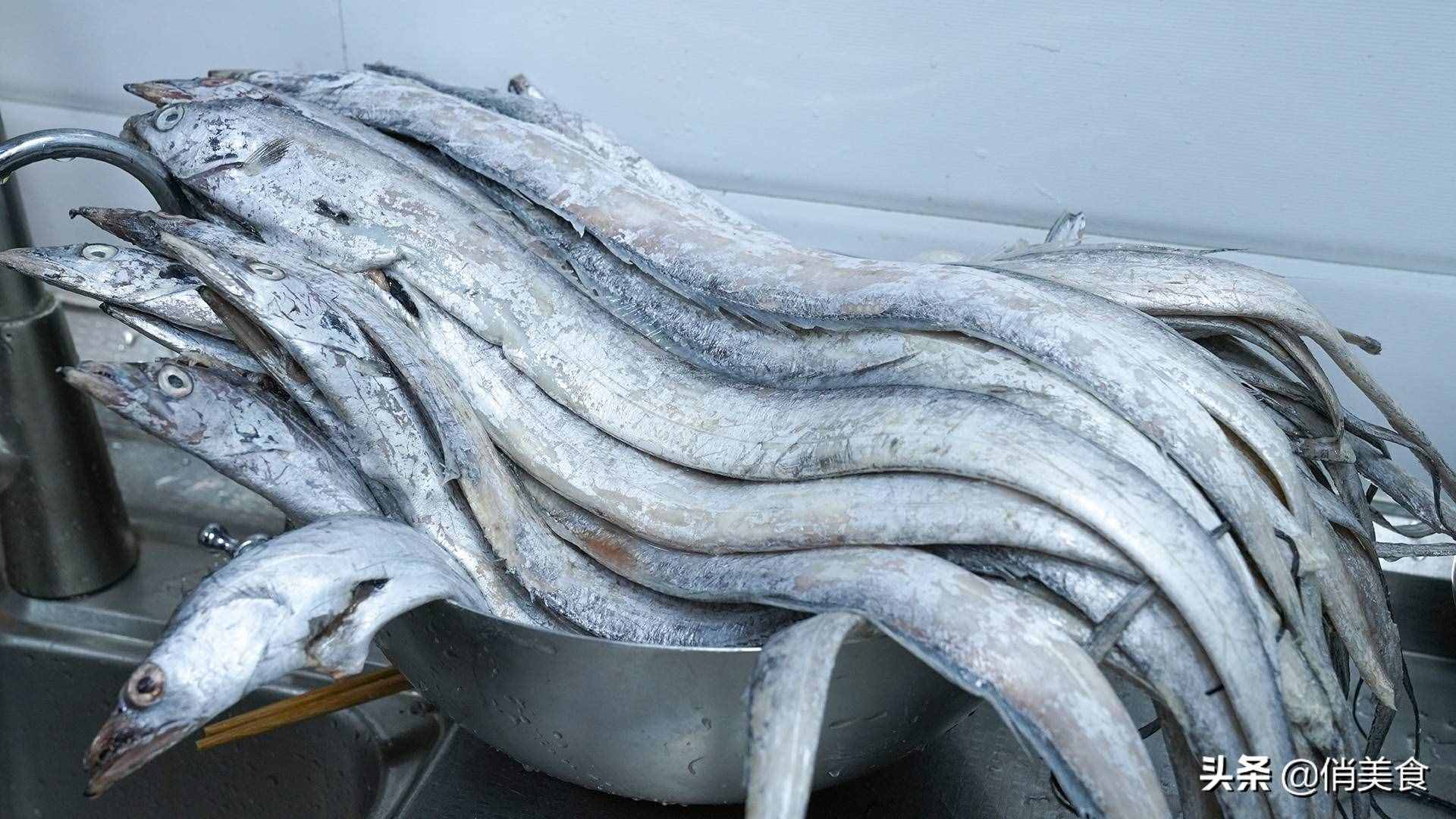 炸带鱼,到底是裹面粉还是淀粉?教你正确做法,外酥里嫩无腥味