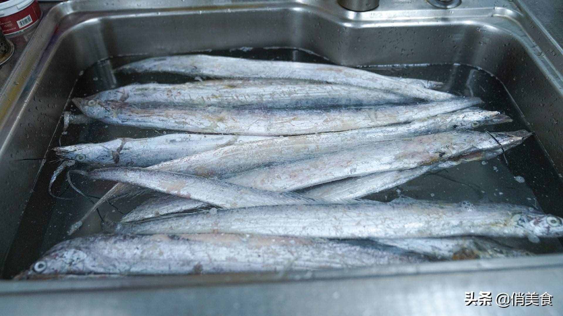 炸带鱼,到底是裹面粉还是淀粉?教你正确做法,外酥里嫩无腥味