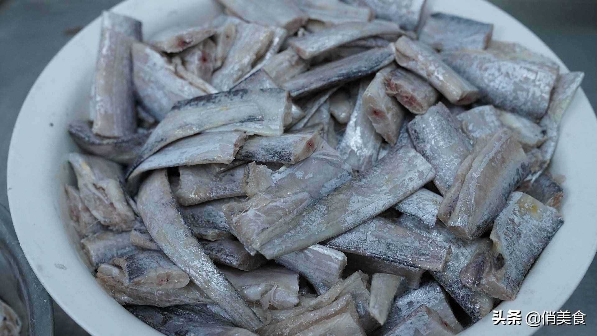 炸带鱼,到底是裹面粉还是淀粉?教你正确做法,外酥里嫩无腥味