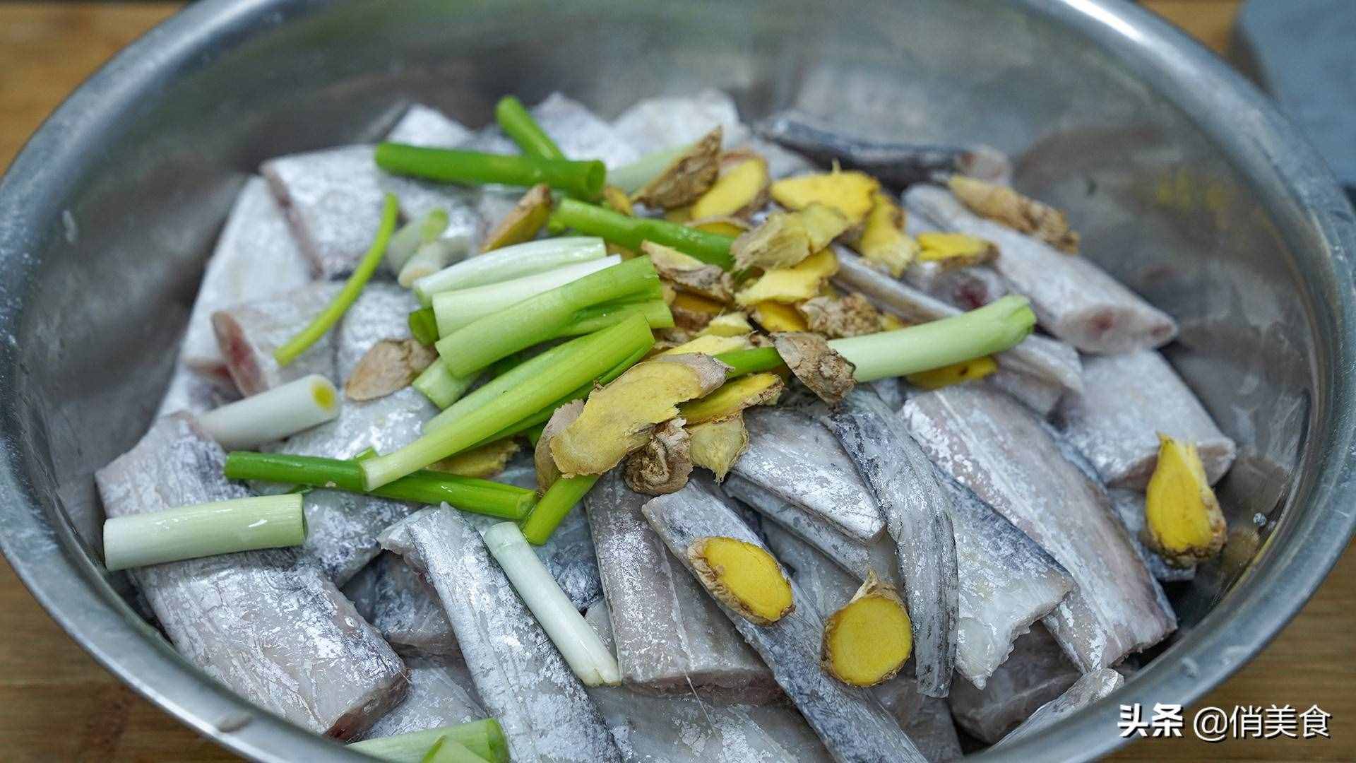 炸带鱼,到底是裹面粉还是淀粉?教你正确做法,外酥里嫩无腥味