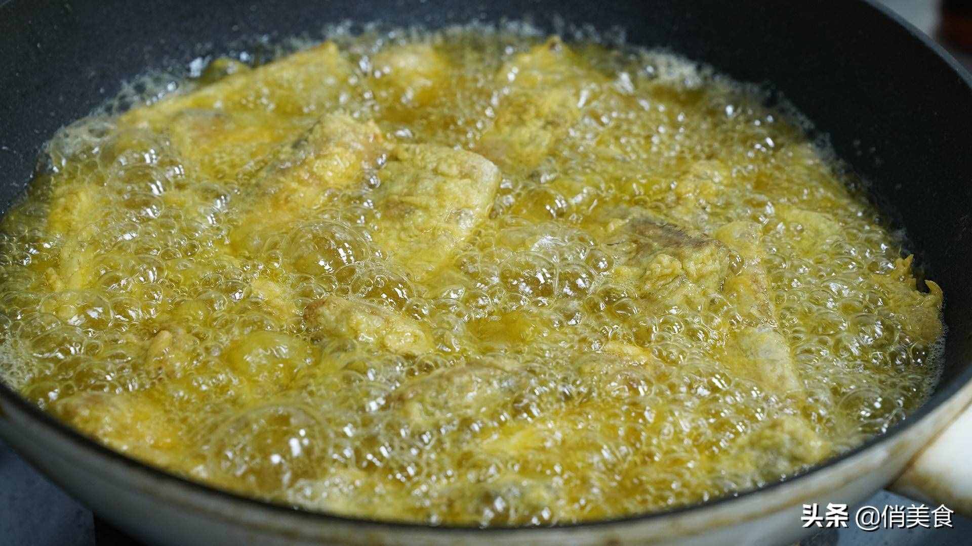 炸带鱼,到底是裹面粉还是淀粉?教你正确做法,外酥里嫩无腥味