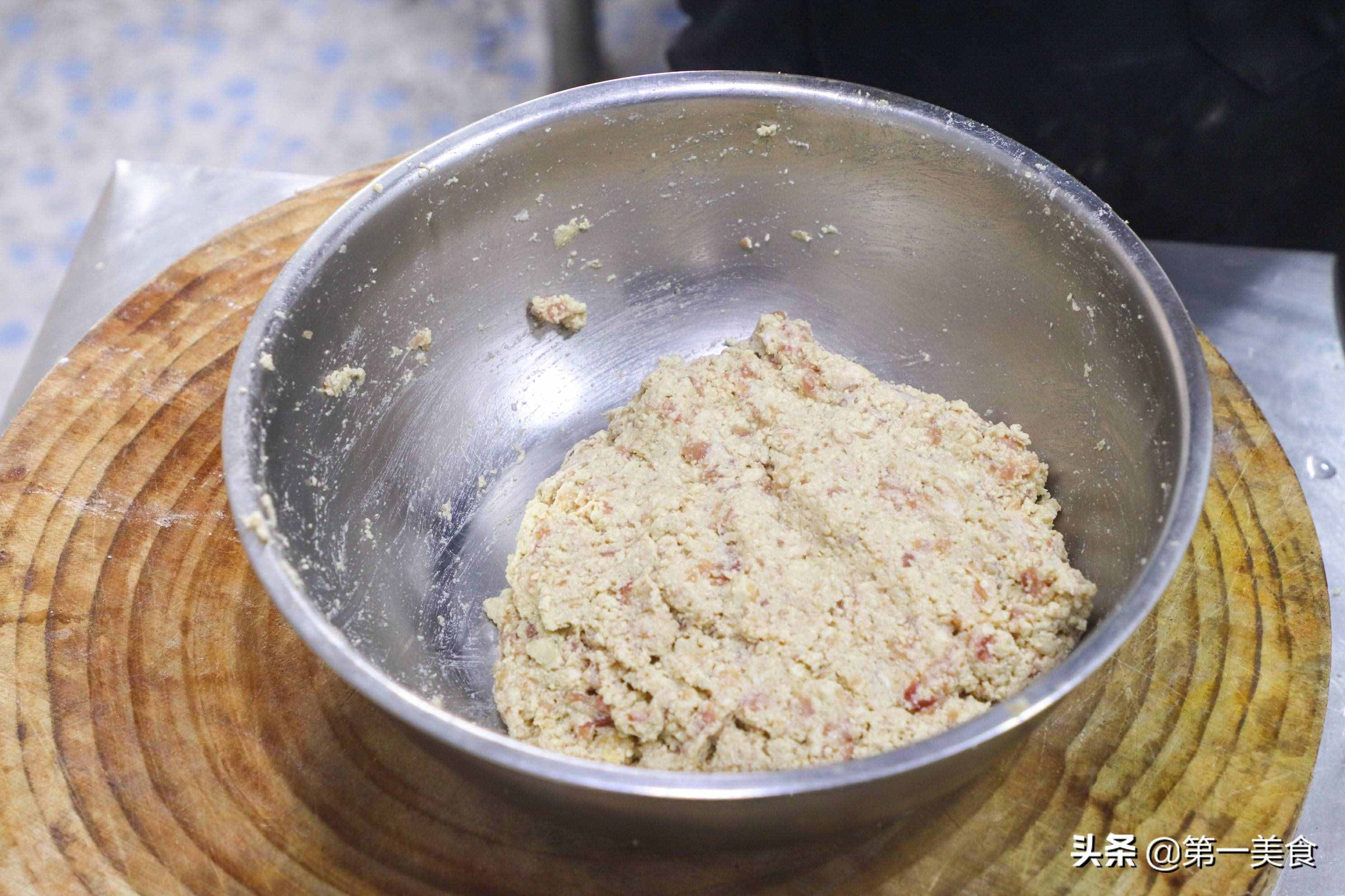 厨师长教你做豆腐丸子，不加水不和面糊，丸子不会散，色泽油亮