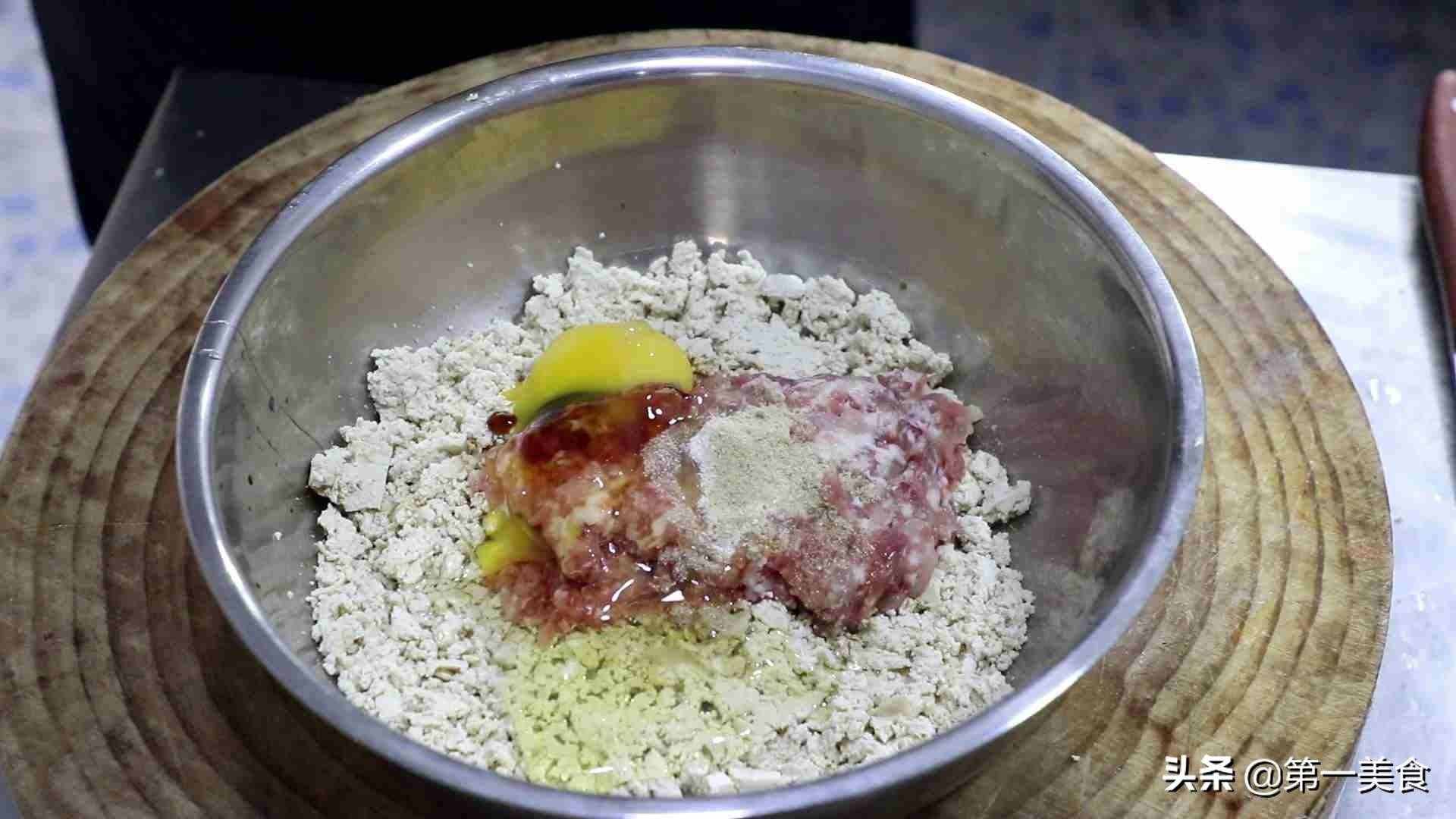 厨师长教你做豆腐丸子，不加水不和面糊，丸子不会散，色泽油亮