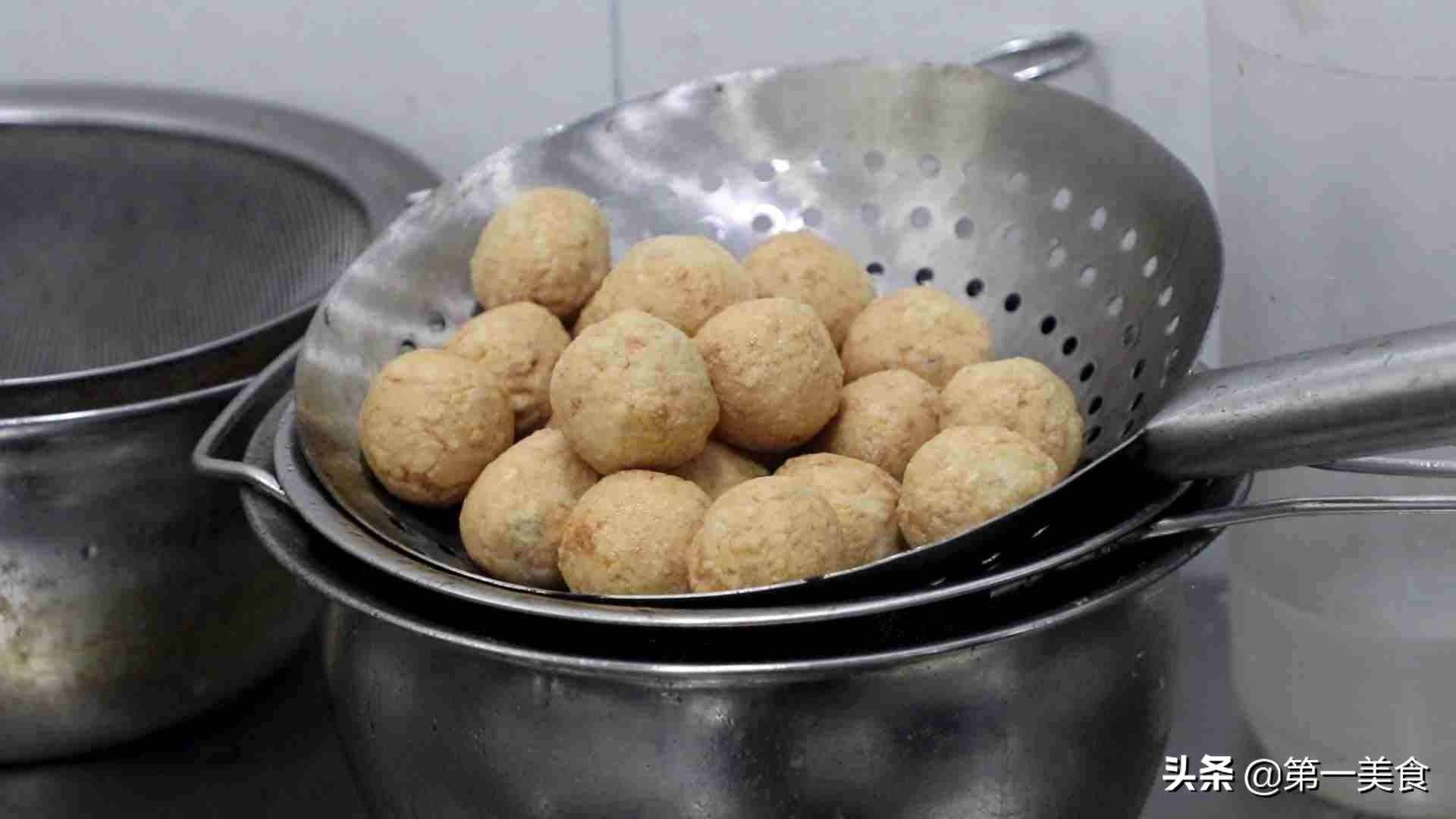 厨师长教你做豆腐丸子，不加水不和面糊，丸子不会散，色泽油亮