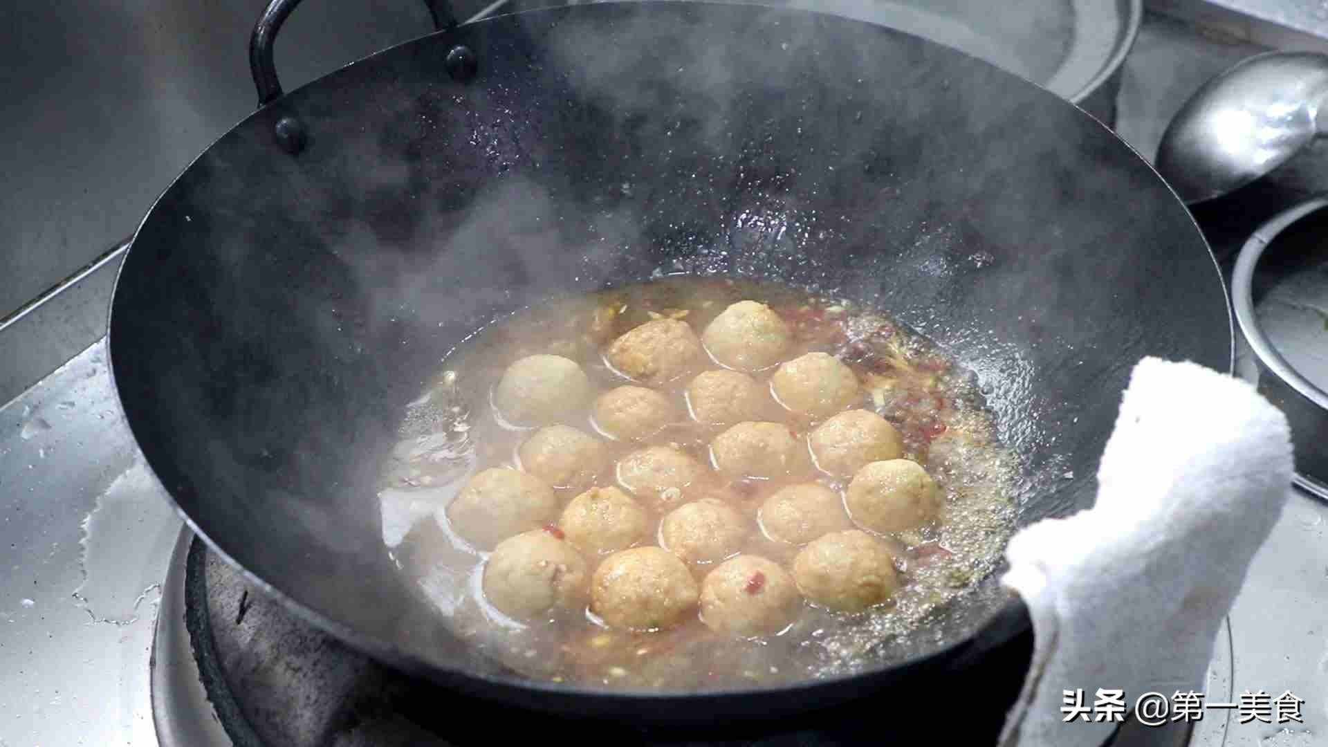 厨师长教你做豆腐丸子，不加水不和面糊，丸子不会散，色泽油亮