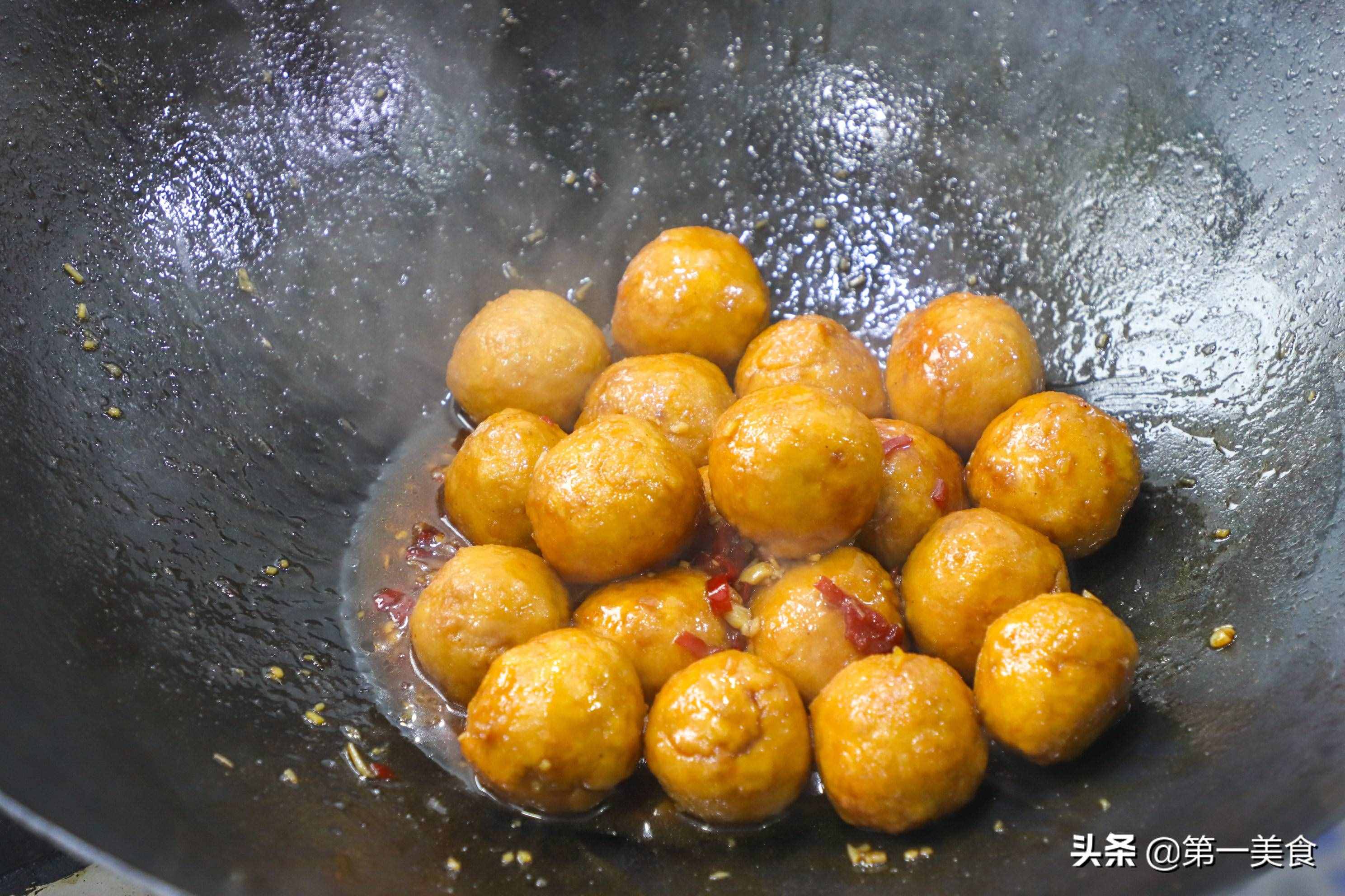 厨师长教你做豆腐丸子，不加水不和面糊，丸子不会散，色泽油亮