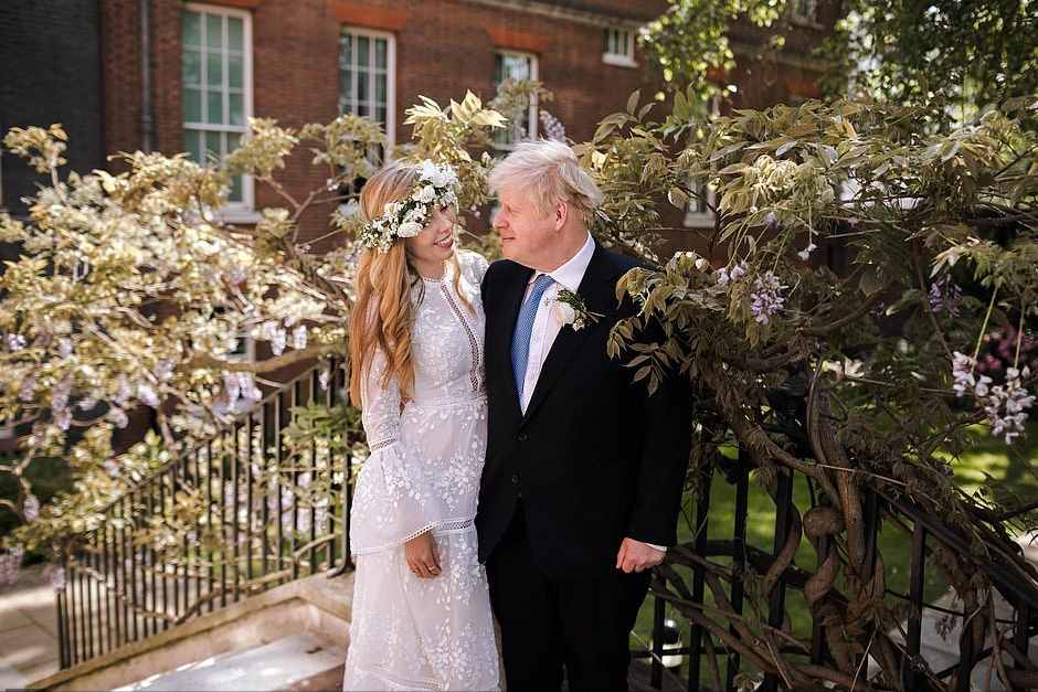 英国首相举办婚礼啦！33岁女友转正成第一夫人，2万5的婚纱好惊艳