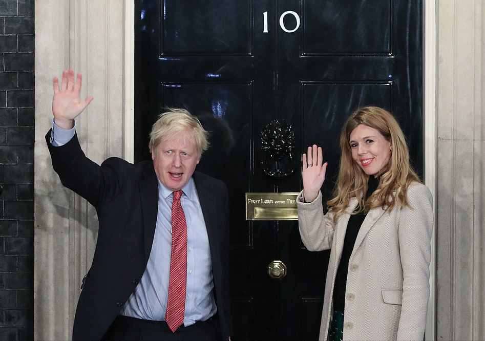 英国首相举办婚礼啦！33岁女友转正成第一夫人，2万5的婚纱好惊艳