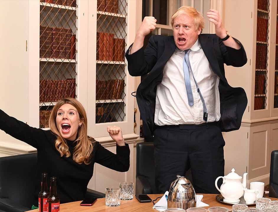 英国首相举办婚礼啦！33岁女友转正成第一夫人，2万5的婚纱好惊艳