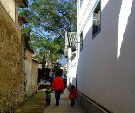 这是云南大理白族的奇特风俗——给新车举办一场隆重的“成人礼”