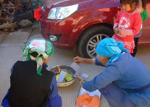 这是云南大理白族的奇特风俗——给新车举办一场隆重的“成人礼”