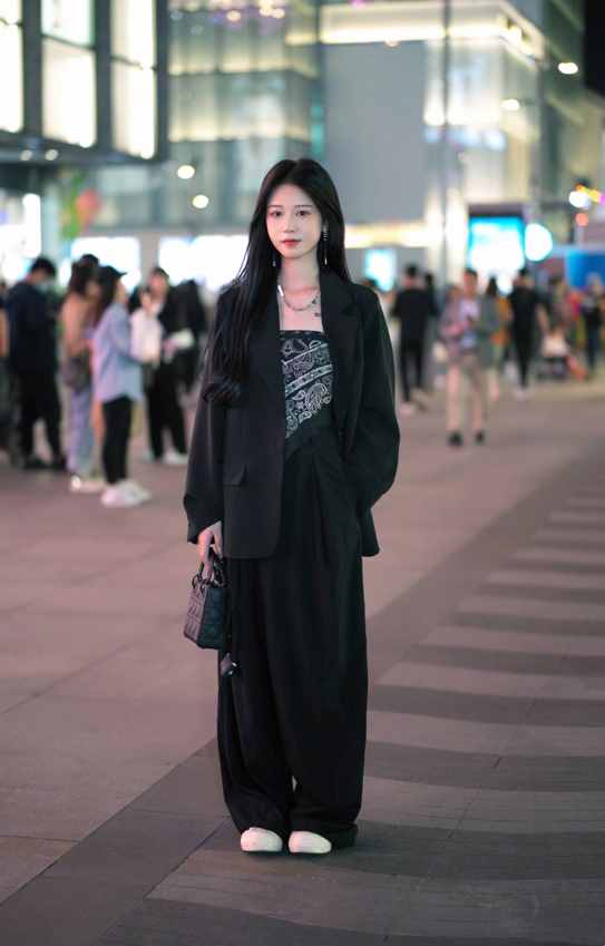 今年穿阔腿裤时,多配这3双“鞋子”时髦百搭,舒适还不累脚