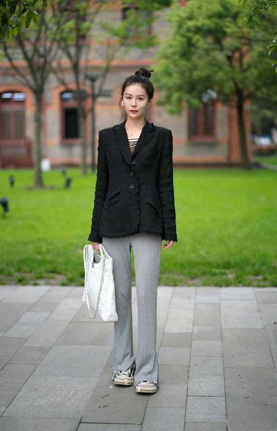 今年穿阔腿裤时,多配这3双“鞋子”时髦百搭,舒适还不累脚