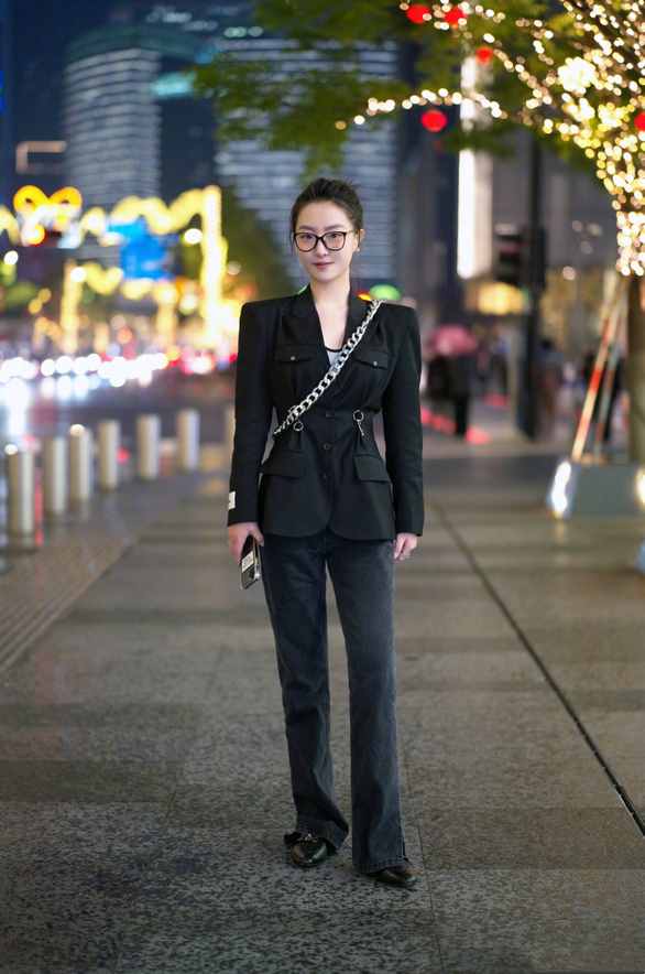 今年穿阔腿裤时,多配这3双“鞋子”时髦百搭,舒适还不累脚