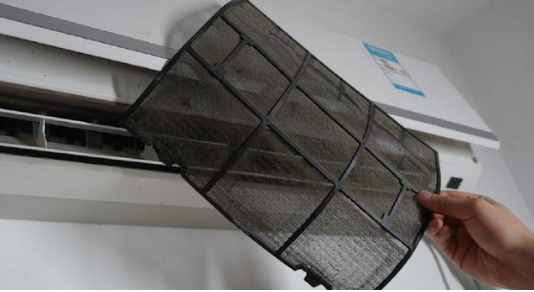 拆开空调滤网才知道里面有多脏!教你5个步骤,轻松洗干净!