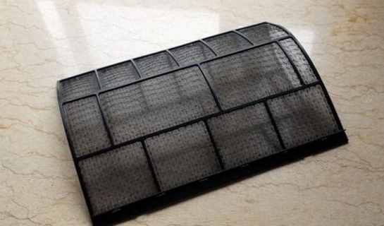 拆开空调滤网才知道里面有多脏!教你5个步骤,轻松洗干净!