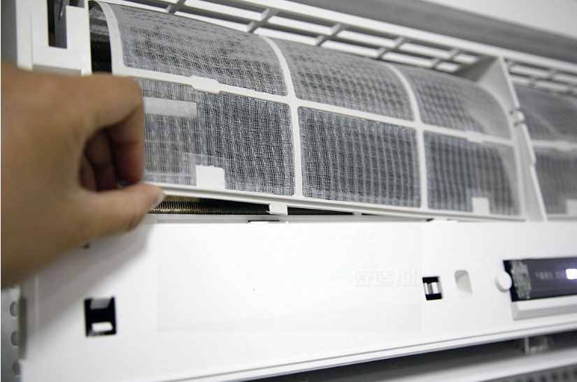 拆开空调滤网才知道里面有多脏!教你5个步骤,轻松洗干净!