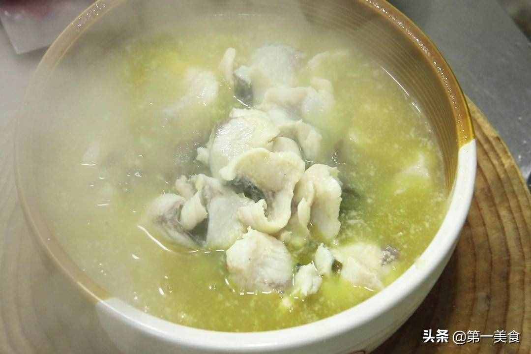 厨师长教你在家做正宗酸菜鱼，肉嫩汤鲜酸辣开胃，看着直咽口水