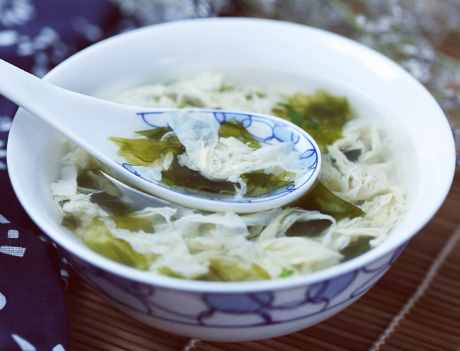 做紫菜蛋花汤有窍门,记住3点技巧,汤鲜香无腥味,蛋花还好看