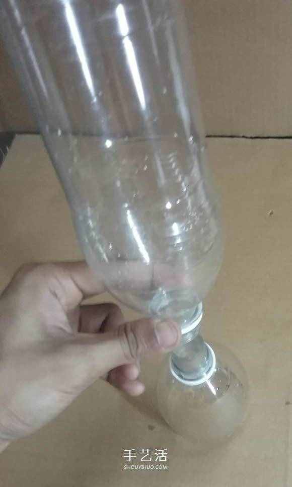 矿泉水瓶废物利用手工制作奖杯、国旗和酒杯 -  www.shouyihuo.com