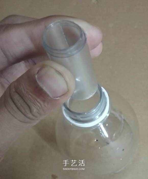 矿泉水瓶废物利用手工制作奖杯、国旗和酒杯 -  www.shouyihuo.com