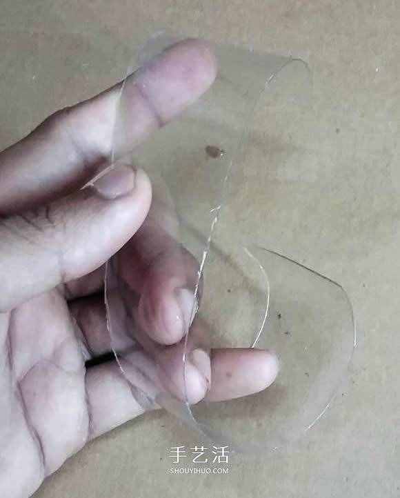 矿泉水瓶废物利用手工制作奖杯、国旗和酒杯 -  www.shouyihuo.com