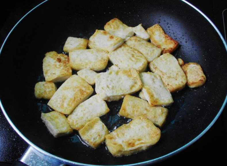 豆腐这样做，不但咸香入味，而且美味又下饭，好吃又营养