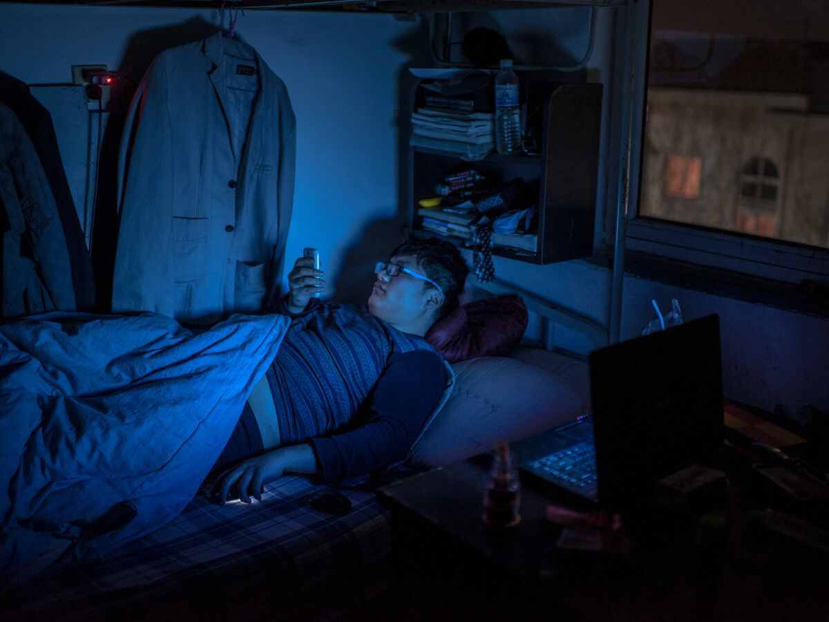 深夜浏览“成人网站”的危害，手机出现以下几种状况，赶快停止