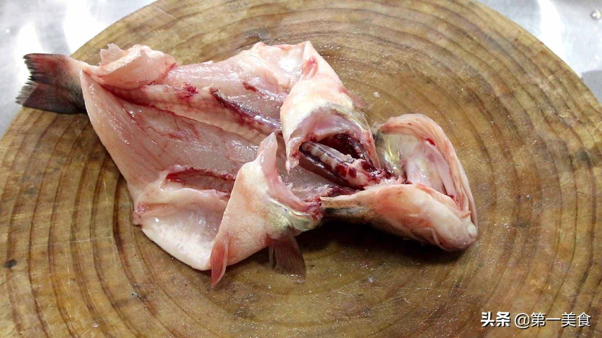 终于找到了，这才是清蒸鲈鱼的正确做法，鲜嫩无腥味，步骤清晰