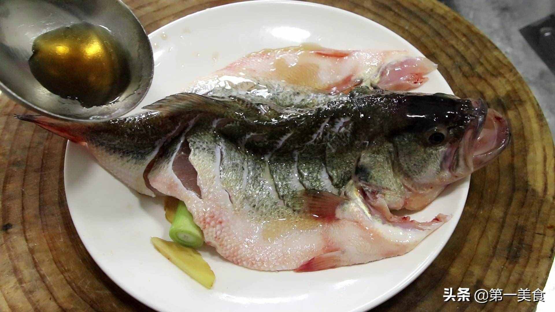 终于找到了，这才是清蒸鲈鱼的正确做法，鲜嫩无腥味，步骤清晰