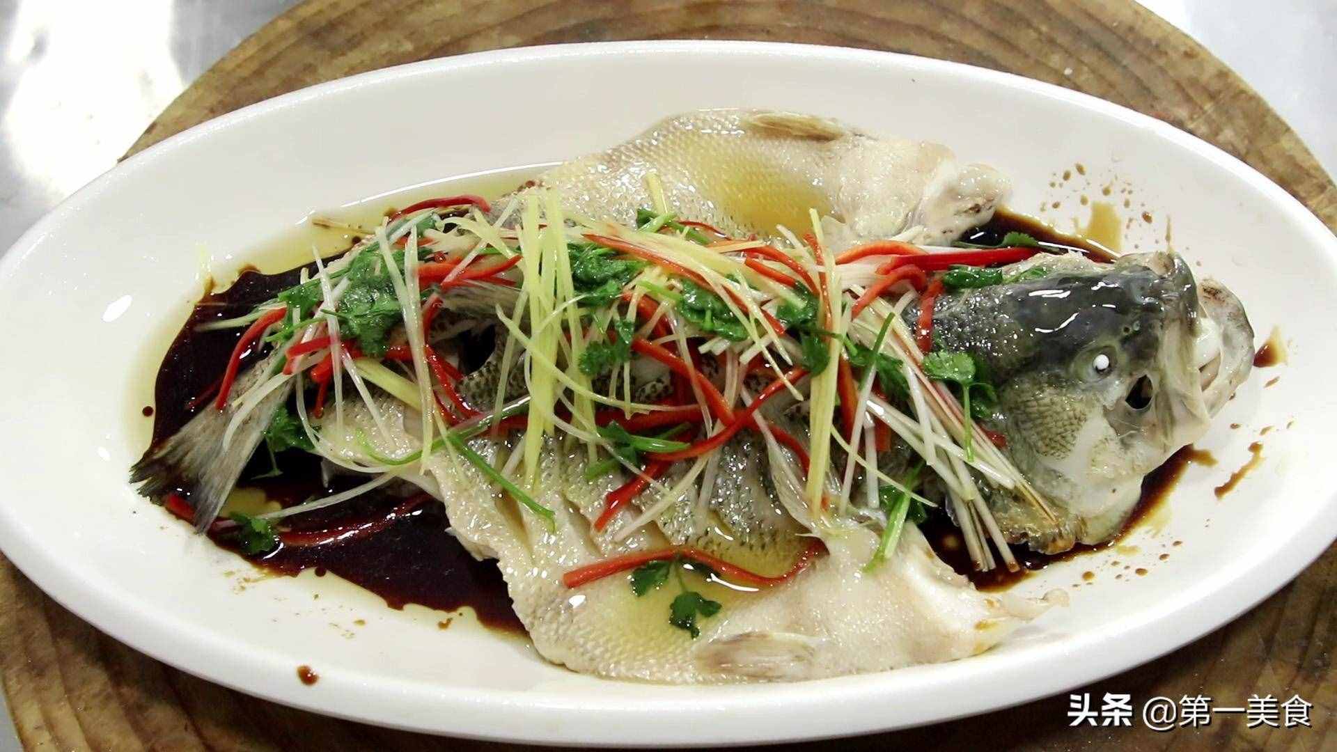 终于找到了，这才是清蒸鲈鱼的正确做法，鲜嫩无腥味，步骤清晰