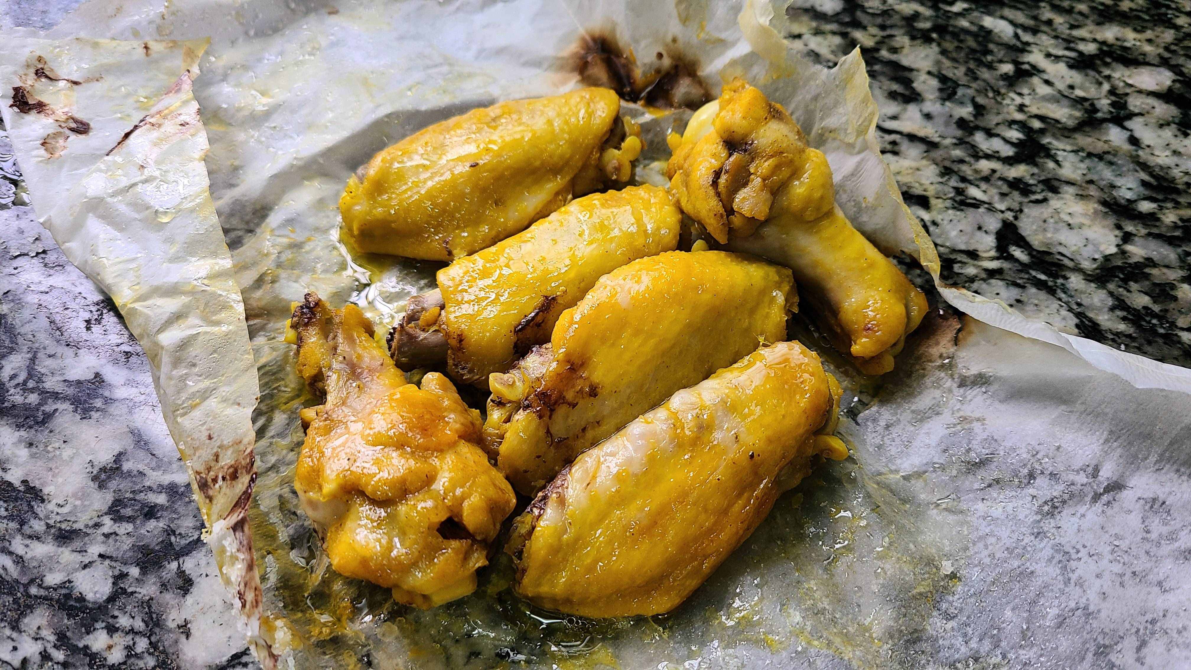 广东盐焗鸡翅的做法，教你轻松做出来，咸香好吃，吃着太爽了