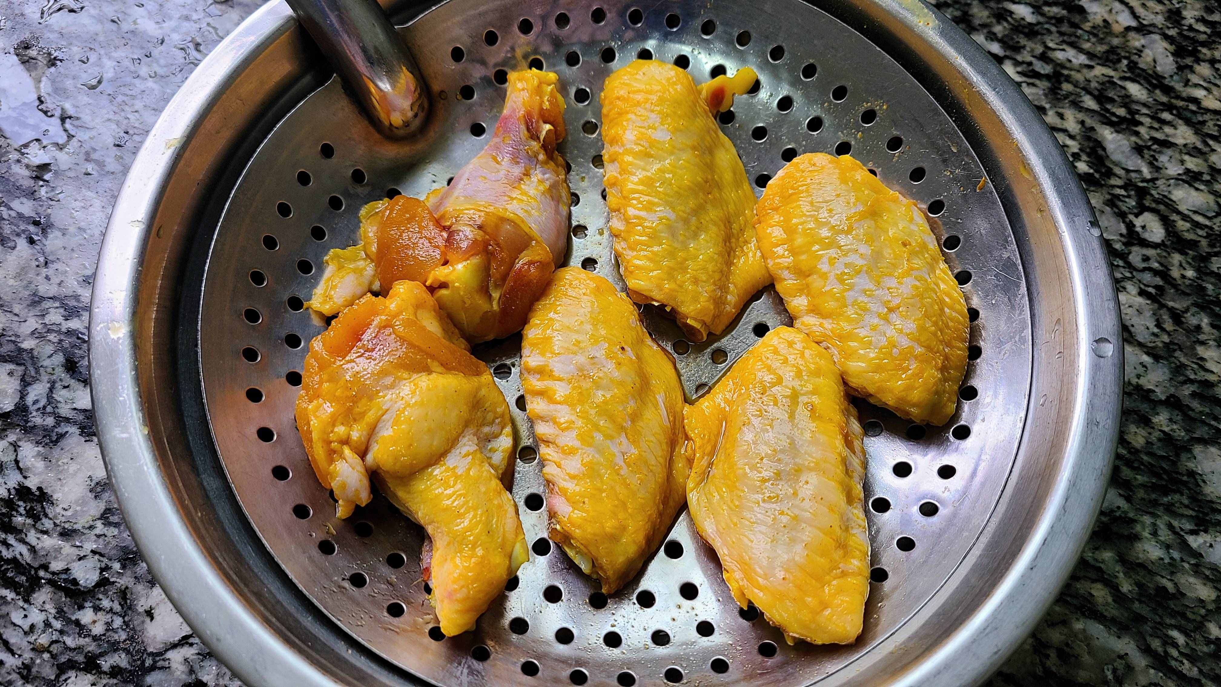 广东盐焗鸡翅的做法，教你轻松做出来，咸香好吃，吃着太爽了