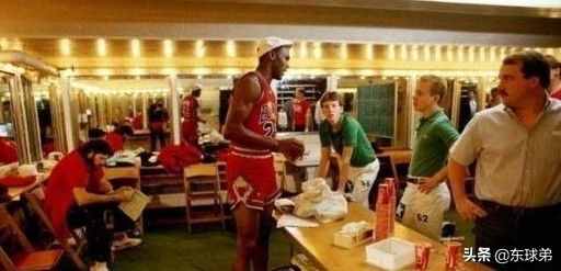 在中场休息时，NBA球员都会做些什么呢？