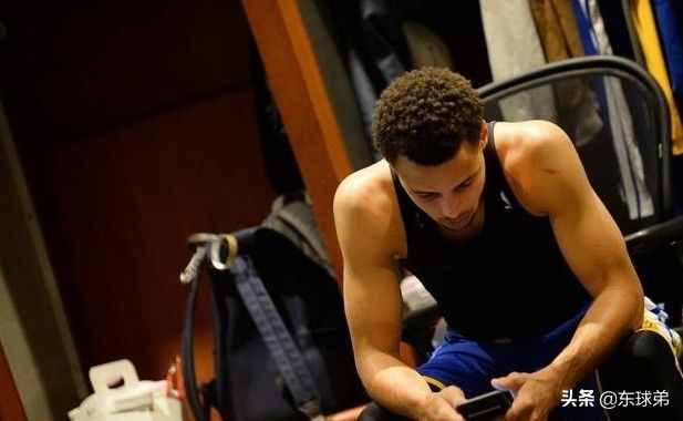 在中场休息时，NBA球员都会做些什么呢？