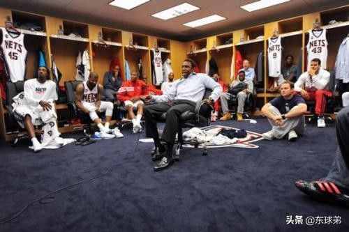 在中场休息时，NBA球员都会做些什么呢？