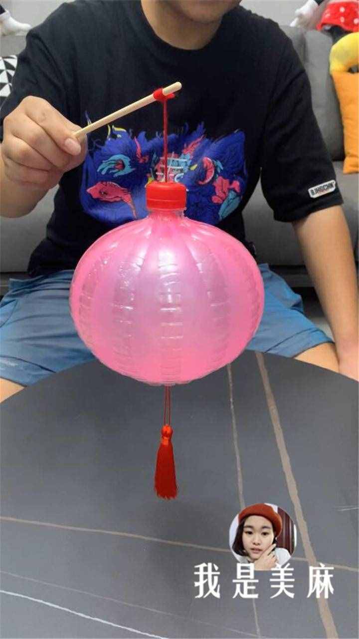 一分钟教你做一个好看的手工灯笼，制作过程非常简单，先收藏了