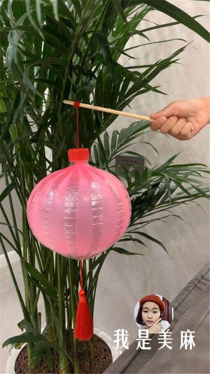 一分钟教你做一个好看的手工灯笼，制作过程非常简单，先收藏了