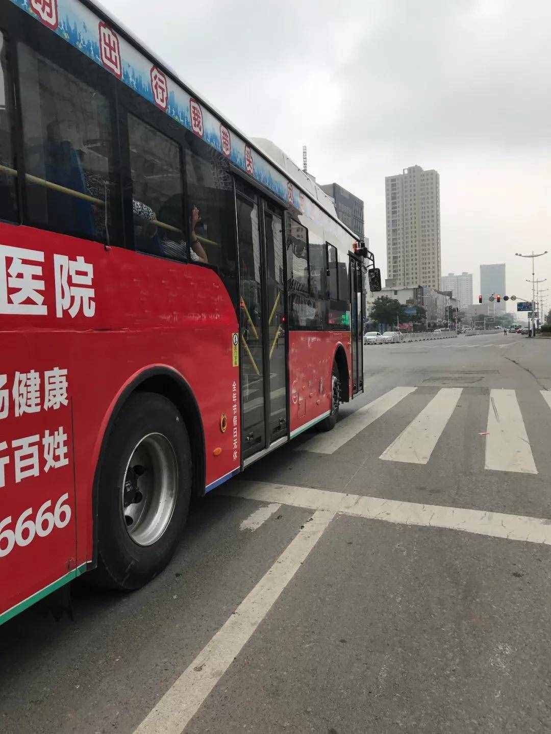 这么多年终于知道为什么公交车“可以”超载了！