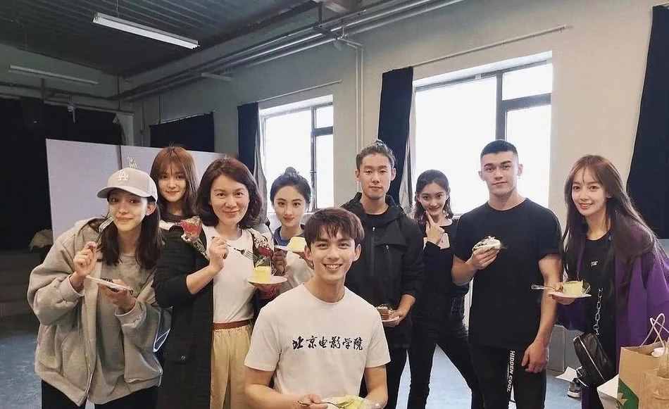 北电18级表演系聚会照曝光,宋祖儿站c位,与秦牛正威是同学