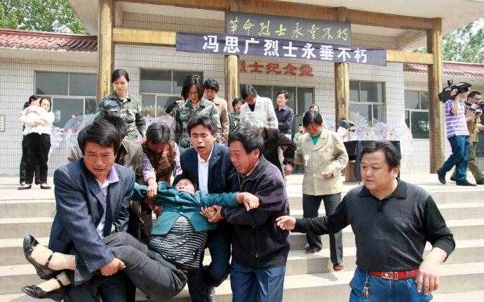 为保护群众牺牲的28岁冯思广，妻子葬礼现场举行婚礼，感动亿万人