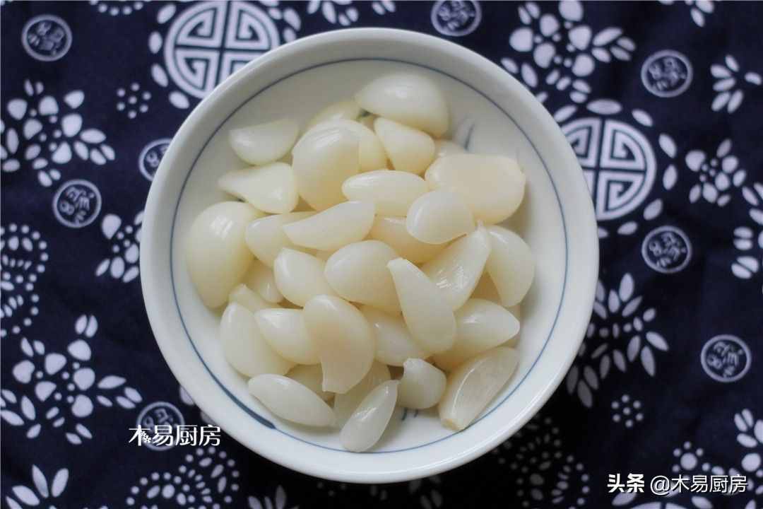 大蒜怎么腌好吃？史上最简单的咸蒜腌法，用料简单，脆爽下饭