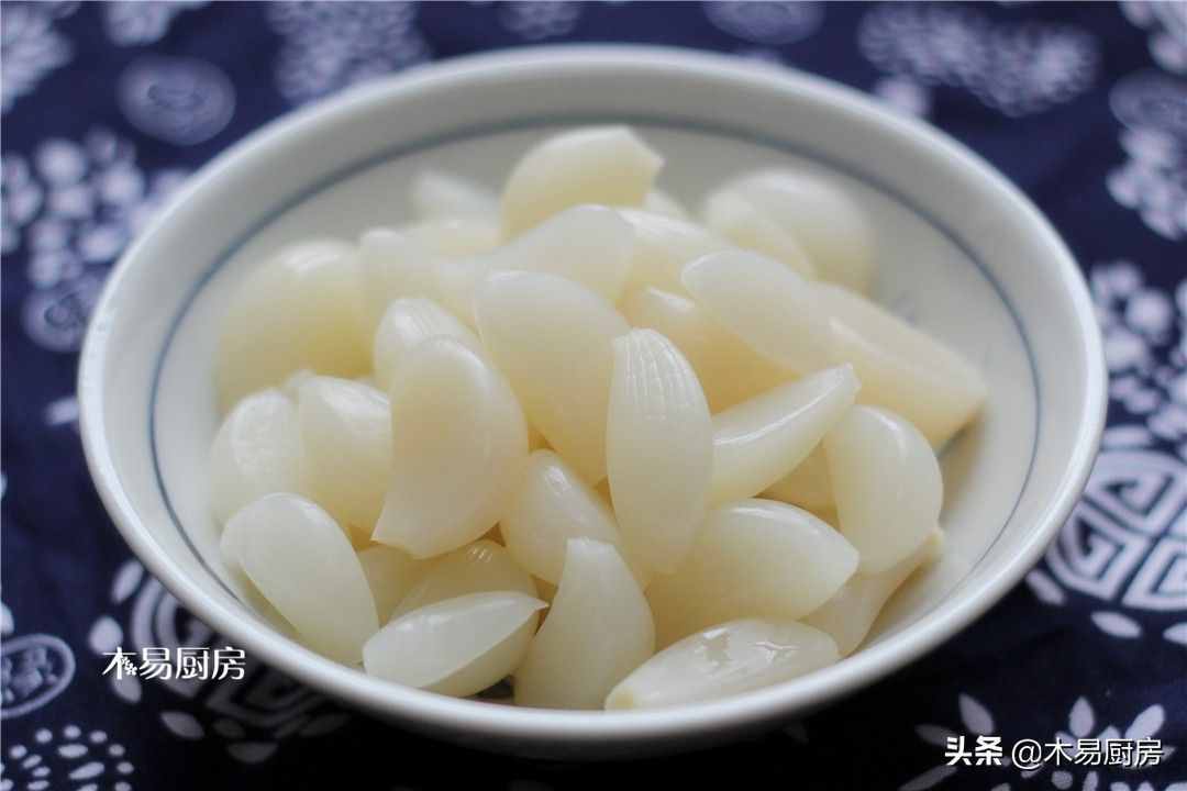 大蒜怎么腌好吃？史上最简单的咸蒜腌法，用料简单，脆爽下饭
