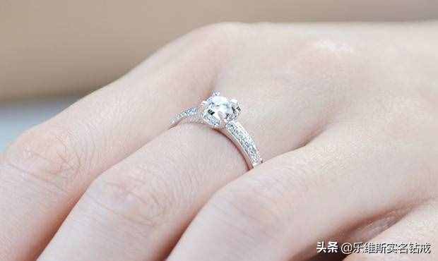 左手中指戴戒指、右手中指戴戒指的含义相同吗？有什么区别吗？
