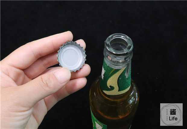 今天才知道，开啤酒瓶盖真简单，用手就能拧开瓶盖，方法一学就会