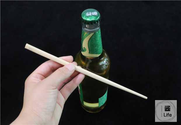 今天才知道，开啤酒瓶盖真简单，用手就能拧开瓶盖，方法一学就会