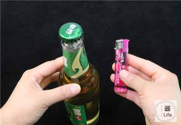 今天才知道，开啤酒瓶盖真简单，用手就能拧开瓶盖，方法一学就会