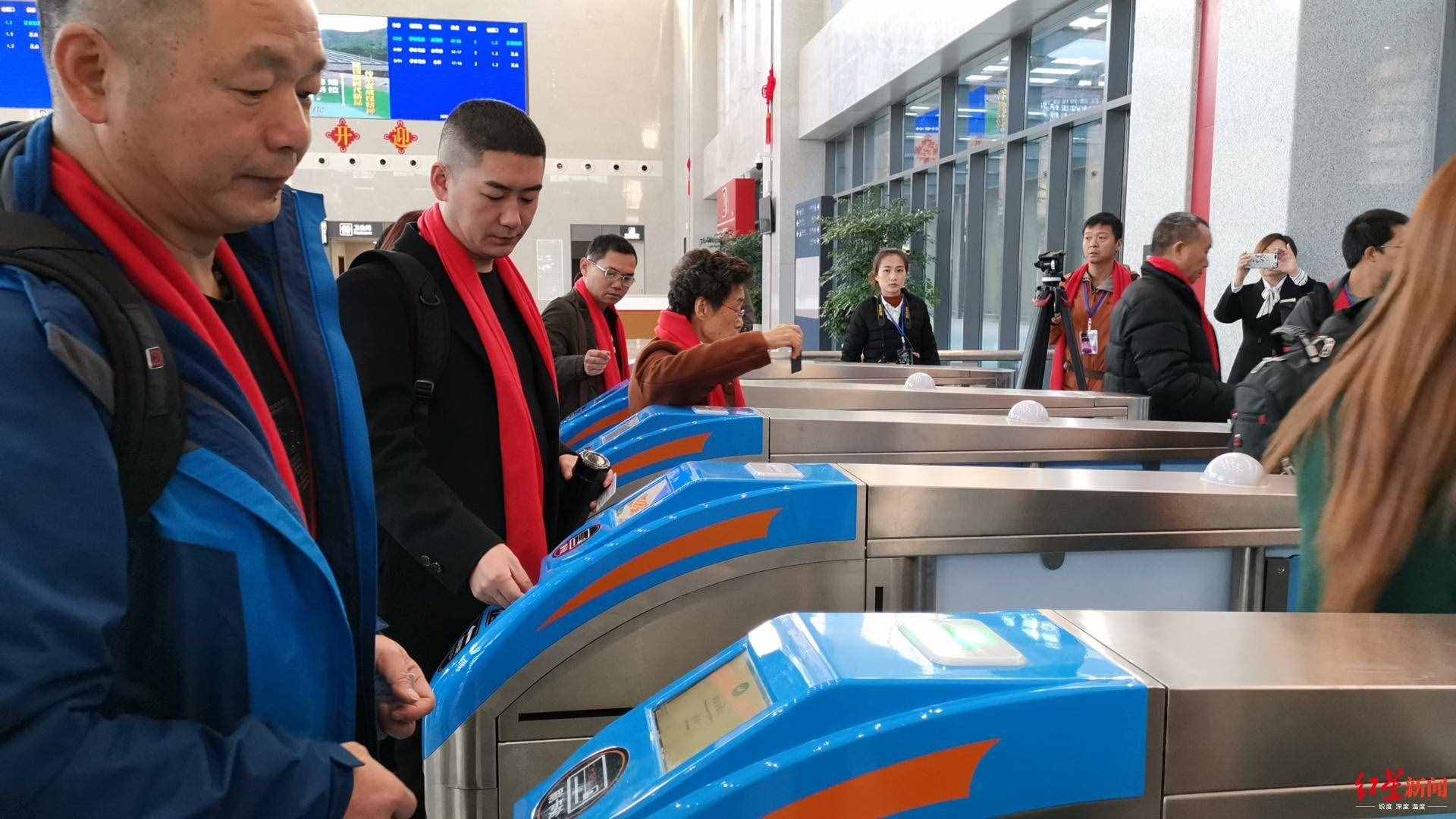 “绿巨人”发车啦！攀枝花至昆明首趟动车开行 乘客：买到站票也高兴